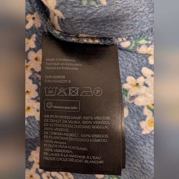 3/$20 Short Sleeve Blouse, Blue Floral, Size 4 - Picture 5 of 5